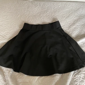 Svart Skaterkjol  - En svart ”skaterkjol” från NA-KD. Superbra skick då den aldrig riktigt kommit till användning. ☺️ Storlek M , men passar även mig som har S 💗 är ni intresserade eller har frågor är det bara att höra av er! köpare står för frakt 💕