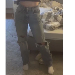 90s jeans - Säljer mina 90s jeans i stl 32 för jag har ingen användning för dem. De är nästan nya och nypris ligger på 600kr💕 kamera är sprucken så bilden är sämst