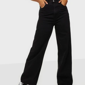 Levis jeans - Svarta Levis jeans i modellen ”high loose” jätte fint skick, använda bara några få gånger, säljer pågrund av att de är för små för mig som har storlek S💓 köpte de för 1200