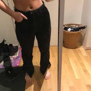 Svarta jeans med slit  - Svarta jeans med slit nertill. Jag är 158cm lång och de är liiite långa på mig. 160kr. Storlek M men skulle säga att de passar S (jag har s) och Eventuellt L❤️