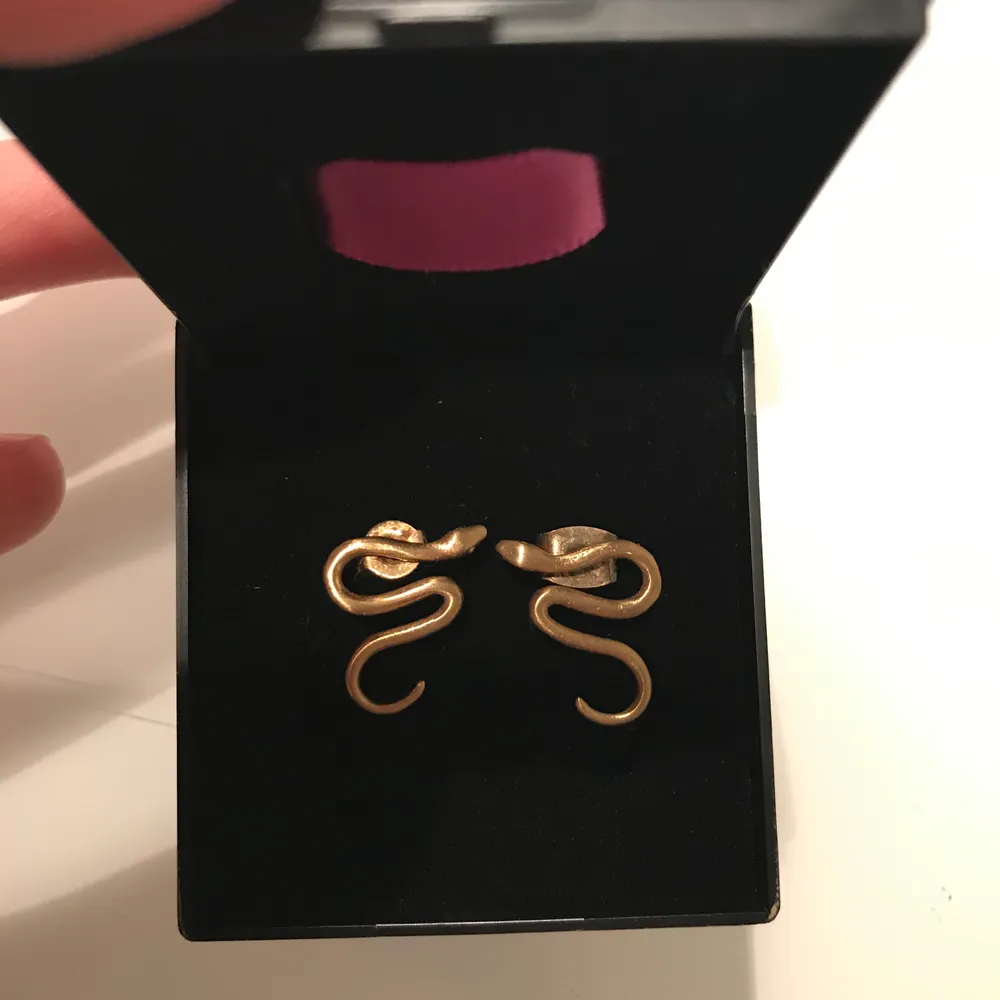 Så fina orm örhängen från edblad! Frakt tillkommer❤️ säljer även matchande ring till!. Accessoarer.