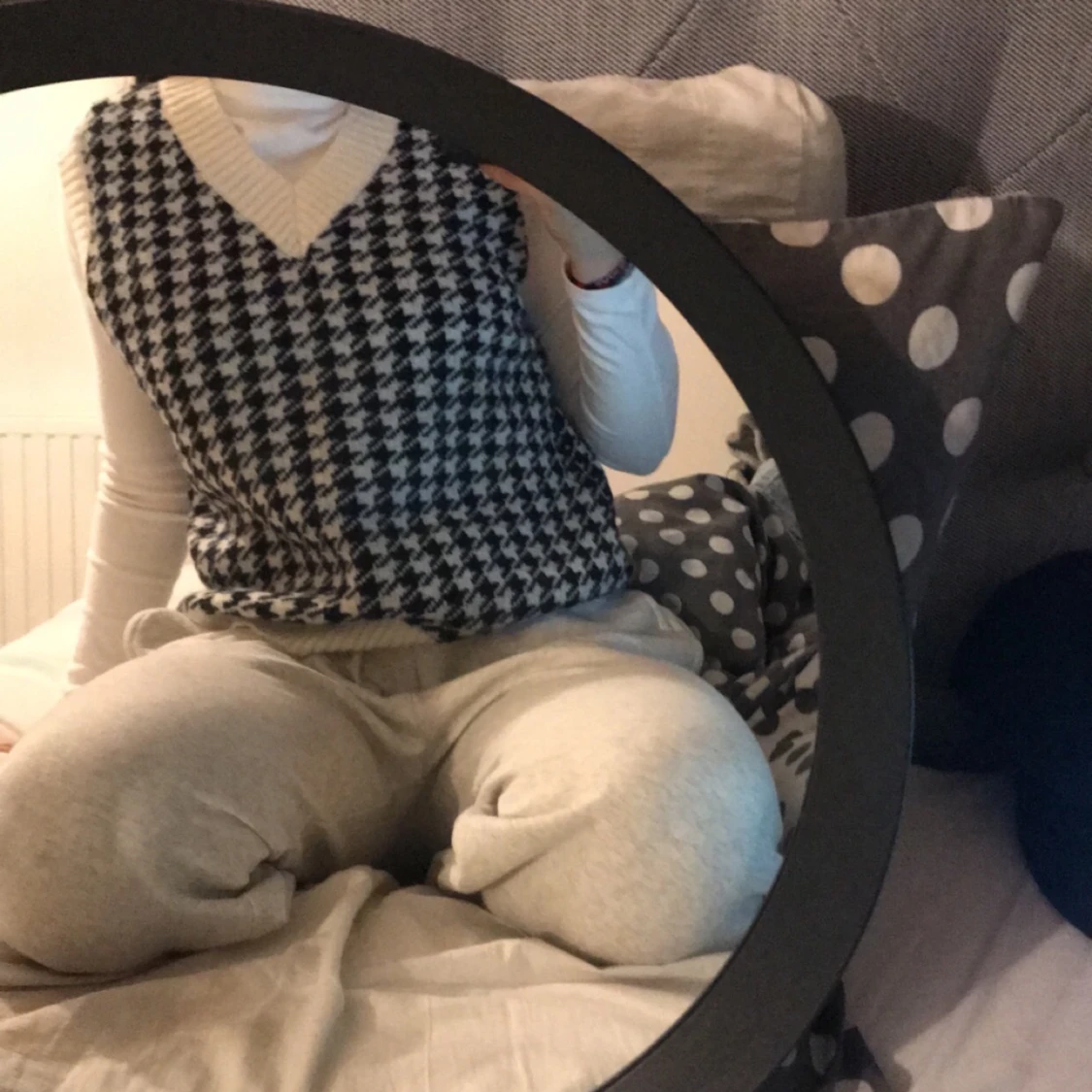 stickad tröja med svart mönster