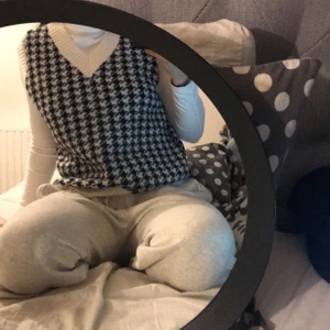 stickad tröja med svart mönster - gammal vit stickad tröja med svart mönster, Storlek: M