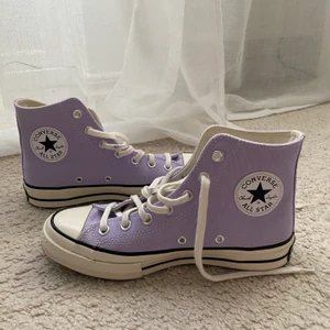 Lila converse  - Superfina ljuslila converse, bara använda 2 gånger så som nya! Skickas med spårbar frakt i original box :)