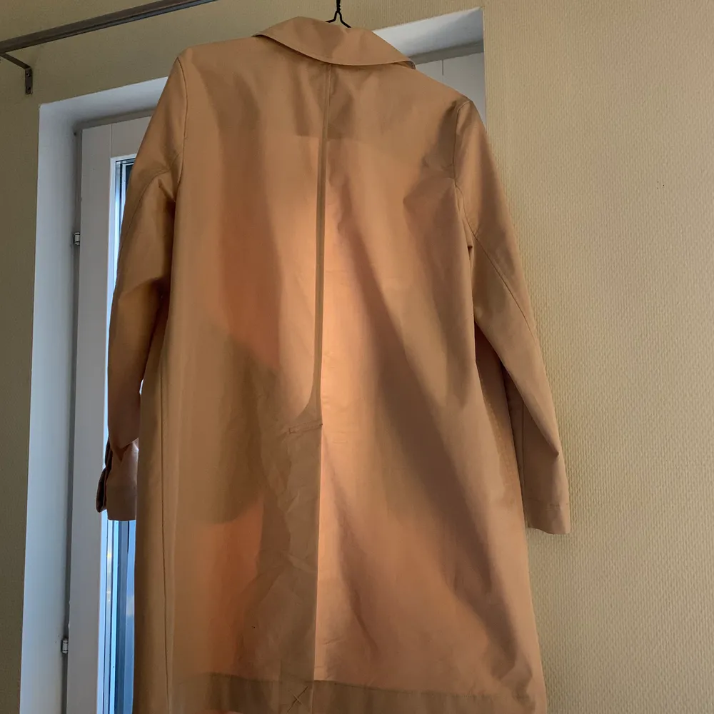 Superfin trenchcoat fra Mango, brukt 3-5 ganger, fremstår som ny, nypris 699kr. Perfekt nå til våren✨🌿 Størrelse L, men den er liten i størrelsen, ønsker du den litt oversized er denne perfekt for en S. Jeg er 1.60 m høy, den går meg til rett under knærne. Lav pris pga flytt. Trenchcoat from Mango, used 3-5 times, new price 699kr. Size L, small in the size🧡 I am 1.60 m, and the jacket is going straight under my knees. Low price because im moving.. Jackor.