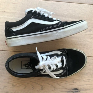 VANS - Svarta vans i storlek 36, i gott skick. FRAKT INGÅR I PRISET 🌼