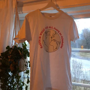 Vit t-shirt med tryck - Vanlig vit t-shirt med ett fint tryck. Sitter oika beroende på hur man vill ha passformen så jag skulle säga att passformen är mellan XS-M. Den ser lite skrynklig ut i annonsen men levereras nystrykt. Köparen står för frakt men priset kan diskuteras;). Övriga frågor kan besvaras i kommentarerna💕. 