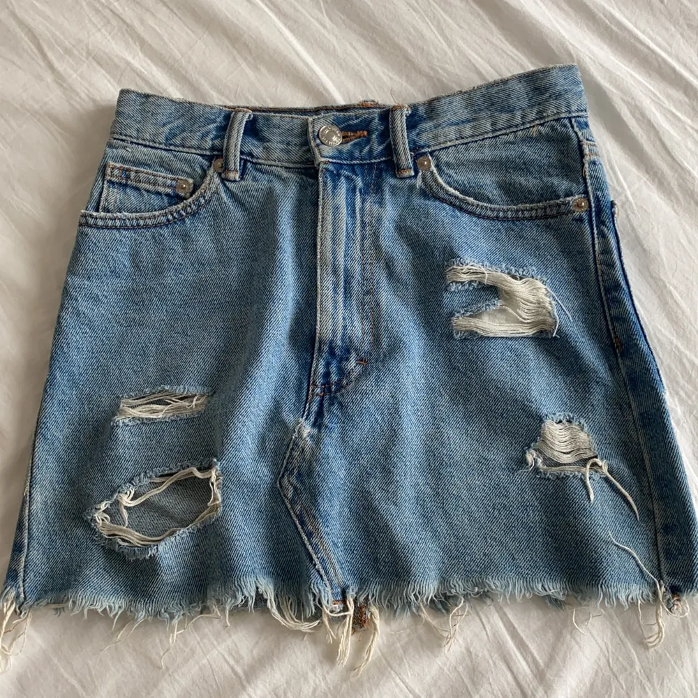 Jeans kjol från Pull&bear, ganska liten i storleken och kort i modellen. 100% bomull så tyget är inte stretchigt. Storleken är s men mer xs. Kjolar.
