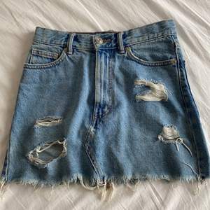 Jeans kjol från Pull&bear, ganska liten i storleken och kort i modellen. 100% bomull så tyget är inte stretchigt. Storleken är s men mer xs
