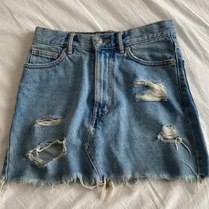 Jeans kjol från Pull&bear, ganska liten i storleken och kort i modellen. 100% bomull så tyget är inte stretchigt. Storleken är s men mer xs
