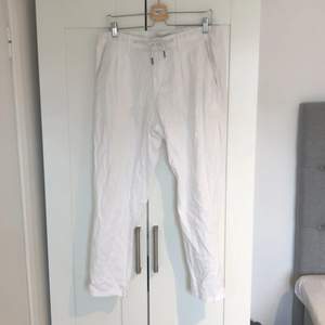 Sjukt snygga vita linne byxor, passar till allt. Strlk 32/medium skicka meddelande om du har mer frågor