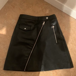 Svar kjol  - Aldrig använt 