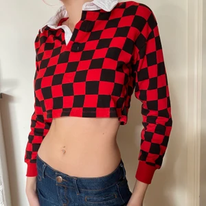 Svart/röd magtröja med krage från forever 21 strl s - För kort i armarna för mig som är 180 men annars sitter den bra. De stråt att de är strl s men skulle säga xs 