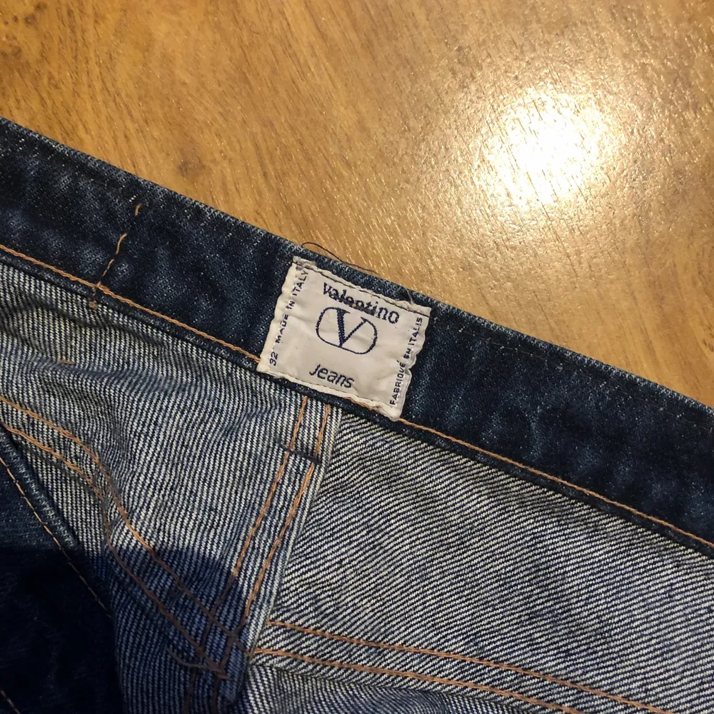 Mörkblå raka jeans från Valentino. Jeans & Byxor.