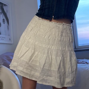 Vit kjol - Gullig vit kjol från zara som jag köpte i somras! Den är slutsåld. Har inte använt den så mycket så fint skick, köparen står för frakt❣️