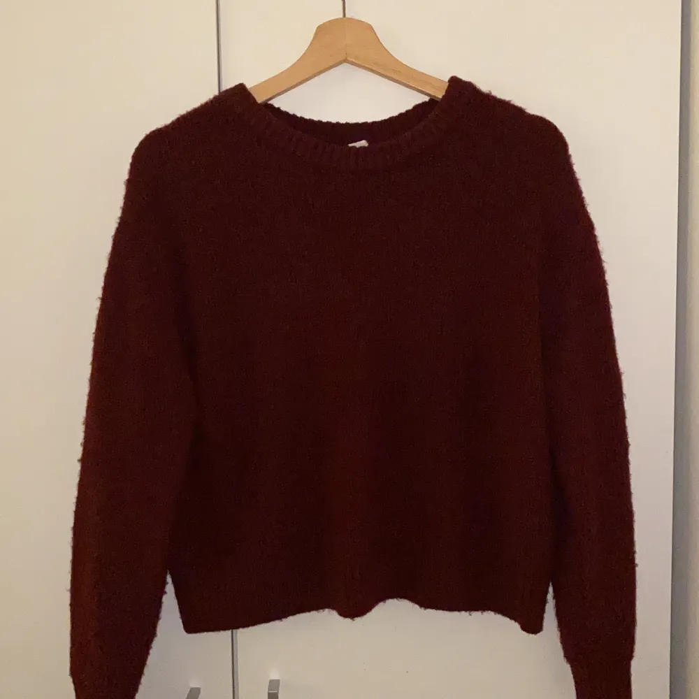 En stickad vinröd tröja, passar perfekt som en Crop top. Använd 1gång och är i top skick, köpt för 400kr ifrån Gina tricot. Säljer nu för 200kr. Hoodies.