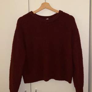 En stickad vinröd tröja, passar perfekt som en Crop top. Använd 1gång och är i top skick, köpt för 400kr ifrån Gina tricot. Säljer nu för 200kr
