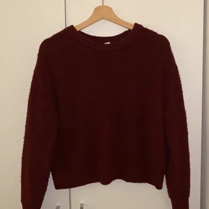 Vinröd stickad tröja  - En stickad vinröd tröja, passar perfekt som en Crop top. Använd 1gång och är i top skick, köpt för 400kr ifrån Gina tricot. Säljer nu för 200kr