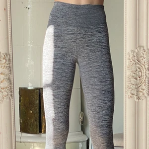 Gråa träningsthigts - Sköna högmidjade thights. Ungefär 1 år gamla. Börjar bli för små för mig.😊