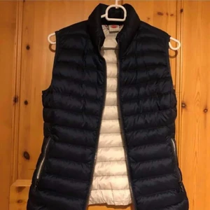 Colmar väst - Säljer nu min colmar väst då den blivit för liten. Kan skicka fler bilder om så önskas. (färgen är finare i verkligheten)  500kr med frakt 