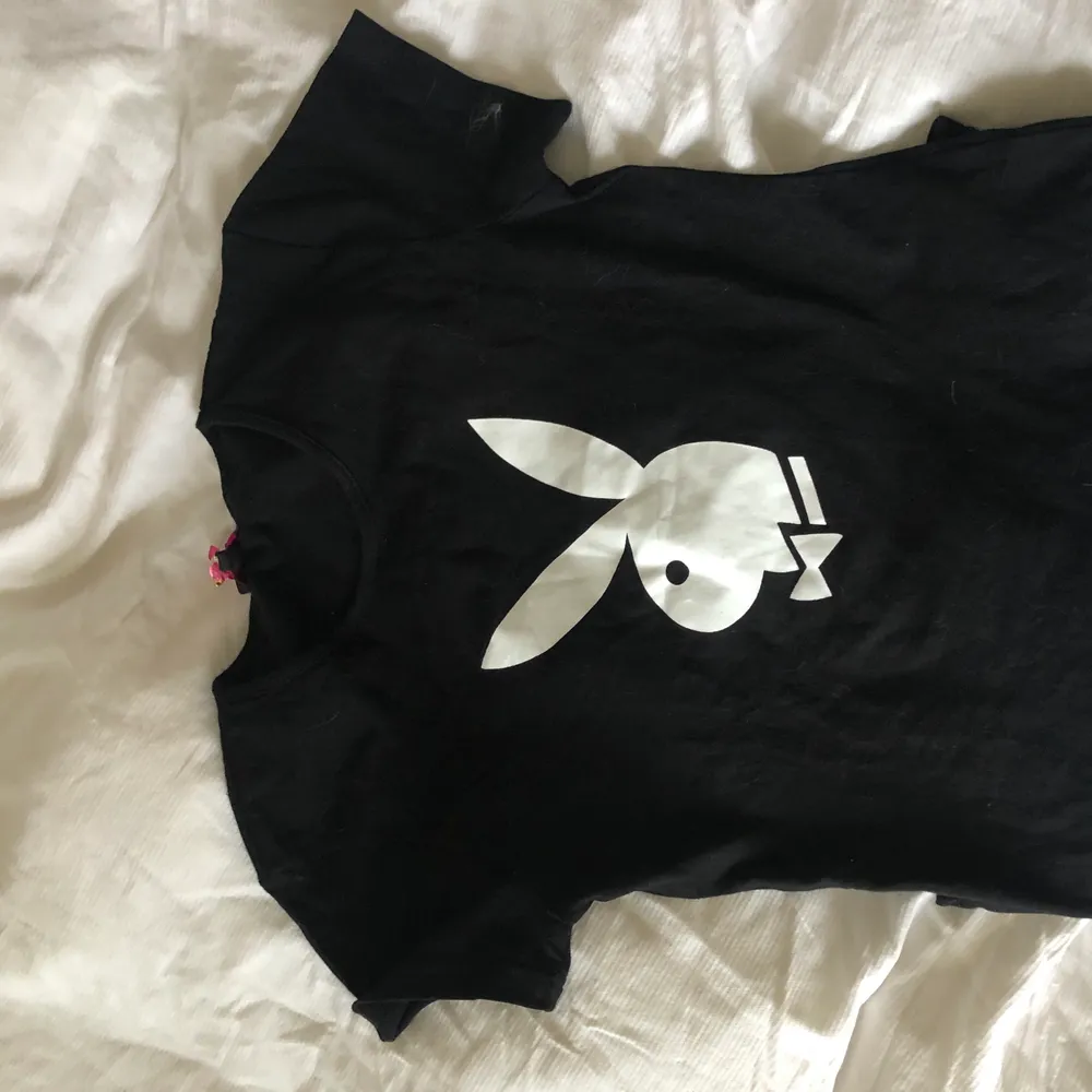 Säljer denna så snygga Playboy t-shirten köparen står för frakten 💕. T-shirts.