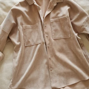 Skjorta från Zara - Snygg skjorta i ljus beige från Zara, storlek S. Välanvänd men fräsch. Snygg till sommarbruna armar. 