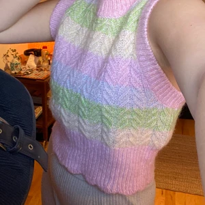 Trendig väst - Trendig väst ifrån Zara. Så härlig och vårig. Knappt använd så i bra skick. Frakt tillkommer.💞✨