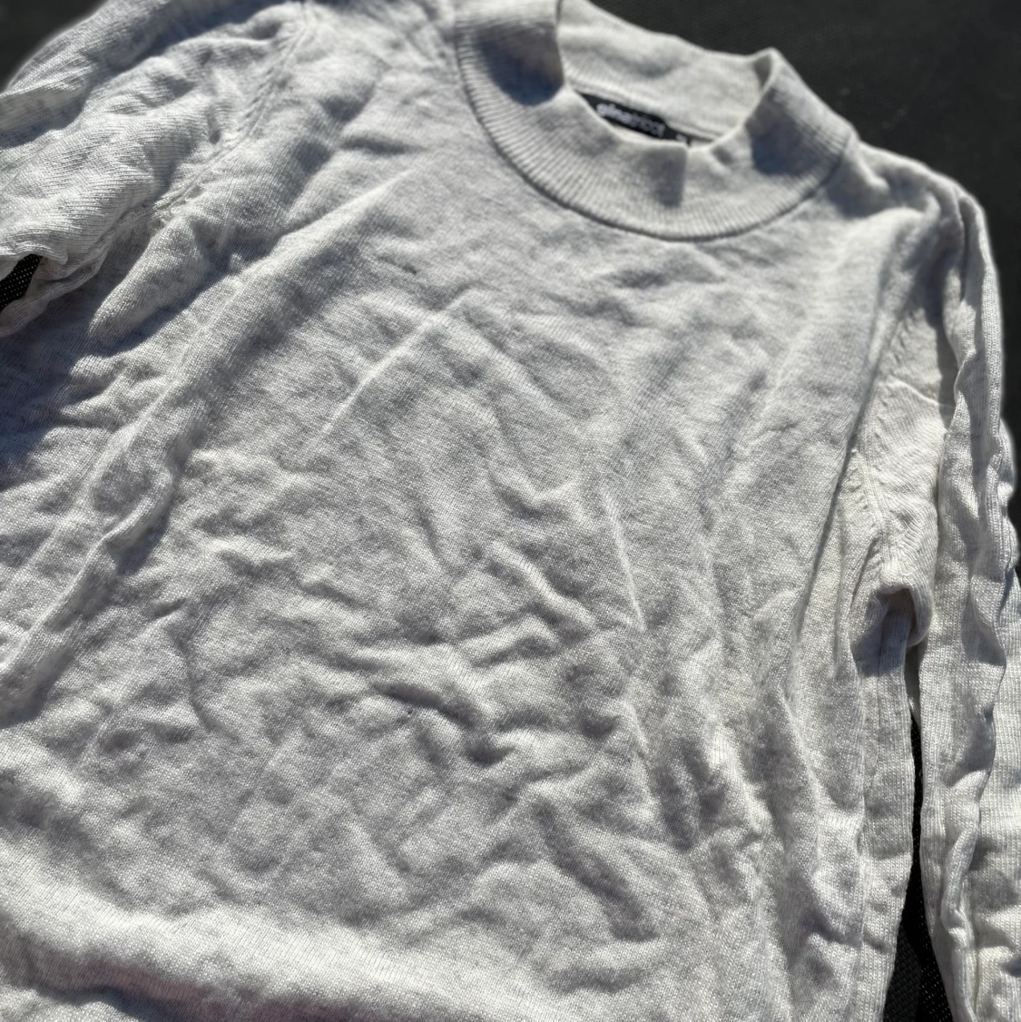 finstickad grå tröja