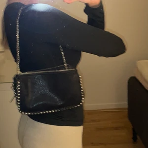 väska - säljer denna väska från zara, säljer för 80kr + frakt eller bud💓 mycket bra skick och kedjan kan göras lång eller klrty
