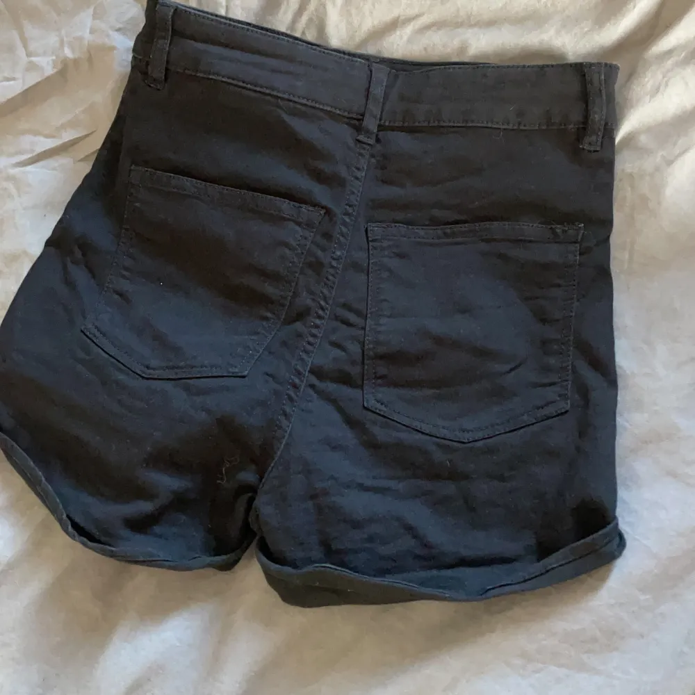 Fina svarta högmidjade shorts i storlek 34 men passar 32 oxå! Endast testade då dom var för små för mig så dom är som nya! Perfekta nu till sommaren!⚡️. Shorts.