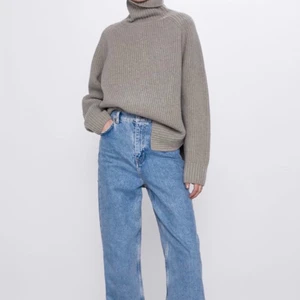 Jeans - Säljer dessa skit snygga slutsålda jeans från ZARA strl 36. Startpriset ligger på 400, buda i kommentarerna.💥💥🖤