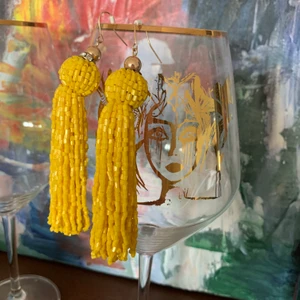 Coolaste öronhängena! - Världens finaste öronhängen från H&M. Aldrig använda, då längden inte är något för mig. Gula pärlor, och diamanter högst upp. Förgyller vilken outfit som helst 🥳🥰