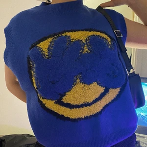 ”Can’t see me” väst  - ”Can’t see me” väst i storleken S-M. Stylish & unikt plagg från Cider! Aldrig använd med prislapp kvar. Säljer pga. lite för stor på mig. 