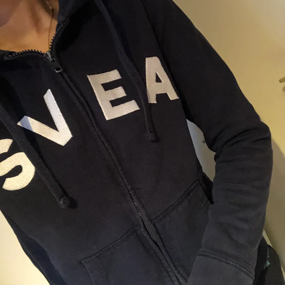 SVEA hoodie stlr: M men skulle säga att den passar mer xs/s. Den är i använd skick. . Hoodies.