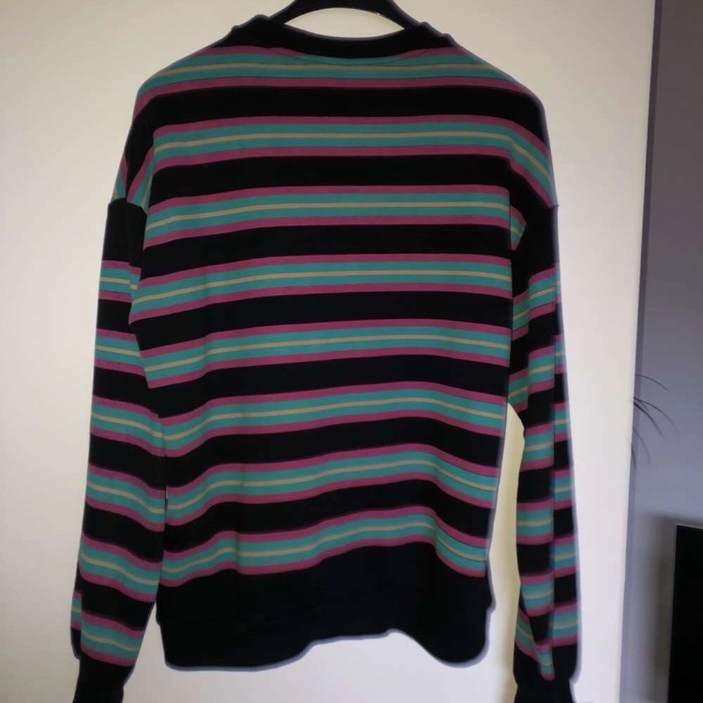 En snygg sweater från Junkyard. Använd cirka 5 gånger. Så i fint skick! Materialet är 100% bomull. Längd är 70 cm och bröstvidd 110 cm. Original pris 399 kr.  Köp nu!!! ✨✨✨✨. Huvtröjor & Träningströjor.
