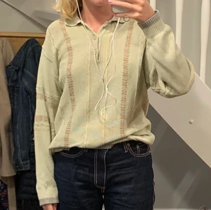 Stickad tröja - Stickad tröja med krage och knappar köpt vintage typ storlek L eller stor M. Köparen står för frakt, pris kan diskuteras