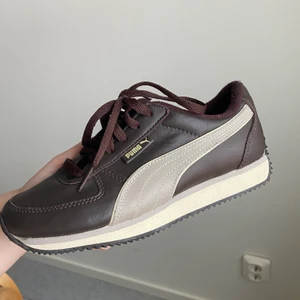 Bruna skor - Säljer de absolut snyggaste bruna puma sneakers!! De var tyvärr för småa för mig, ligger vanligtvis mellan 36-37 och skulle säga att dessa är en lite mindre 36:a. En äldre modell men de är helt oanvända och utan något slitage. Jag står för frakt!!👟🤎