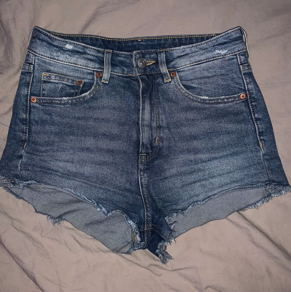 jättesöta jeans shorts som jag köpte förra sommaren men säljer då de inte passar längre! endast använda några gånger, bra skick! 💕 fri frakt 📦 🚚 . Shorts.