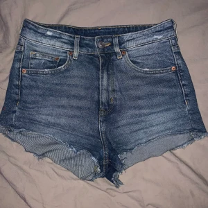 jeansshorts ! - jättesöta jeans shorts som jag köpte förra sommaren men säljer då de inte passar längre! endast använda några gånger, bra skick! 💕 fri frakt 📦 🚚 