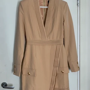 Kostymliknade festklänning - Super snygg festklänning ifrån missguided, använd en gång. 