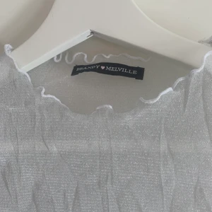 Brandy Melville topp - Så fin sheer glittrig topp från brandy, anvönd en gång!😍 frakt betalar köparen 66kr spårbart (ca36kr ospårbar) reckomenderar alltid spårbart för säkerhetens skull!! Puss! Bara skriva om ni har frågor’❤️ har även denna i svart! Köp båda för 150kr!