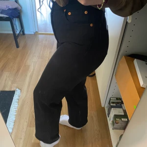 Svarta ribcage Levis  - Svarta Ribcage Straight i strl. 24. Endast använda fåtal gånger de är i väldigt fint skick💖 ordinarie pris 1200kr 