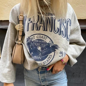 Sweatshirt - En supersnygg och trendig sweatshirt från bershka, stl S. Köparen står för frakten💕