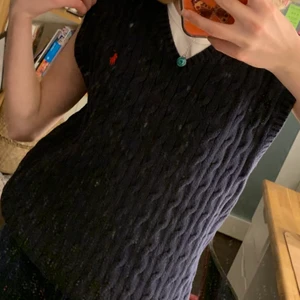 Ralph Lauren mörkblå väst❤️❤️ - Världens snyggaste oversized västen i mörkblå💗💗💗 Thriftade den i julas och har aldrig användt den!!!! Den är så snygg och går verkligen att styla till allt❤️ Den passar bättre hos en annan ägare då den inte riktigt är min stil☺️ Skriv till mig vid frågor eller intresse❤️❤️❤️