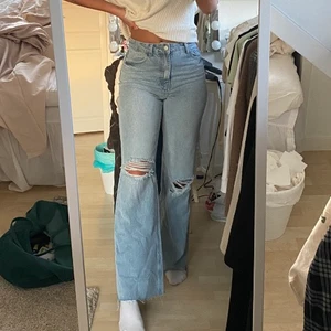 Supersnygga jeans med slitning  - Säljer pga liiite för korta för mig då jag gillar att ha byxan släpandes rätt mycket över skon🥰 är 1.70. Strl S 