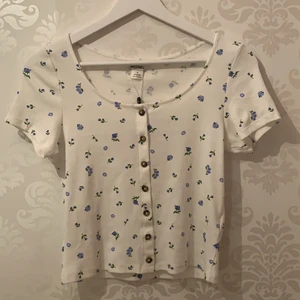 sommar topp - super söt top från monki! nyskick och endast provad med prislappen kvar. köparen står för frakten :)