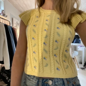 Zara gul topp - INTRESSEKOLL! Osäker på om jag vill sälja, men om mycket bra bud kommer kanske jag vill💕 Toppen är i nyskick utan defekter eller fläckar. Så himla fin sommartopp💓 Möts helst upp men kan frakta