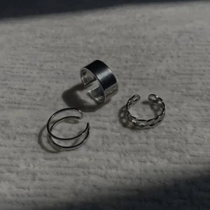 Ringar - Justerbara silverfärgad ringar. Köparen står för frakten! Skicka gärna ett meddelande vid frågor!            🦋säljer även en del andra smycken och ringar så ta gärna en titt så kan jag samfrakta!🦋