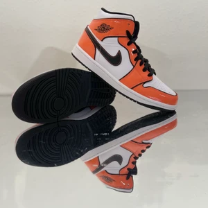 Jordan 1 Mid ”Orange Turf” 42 - Helt nya från zalando, 2st storlek 42