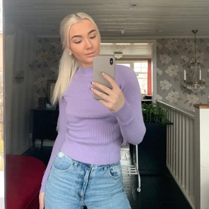 Lila tröja  - Lila ”stickad” tröja. Väldigt skön